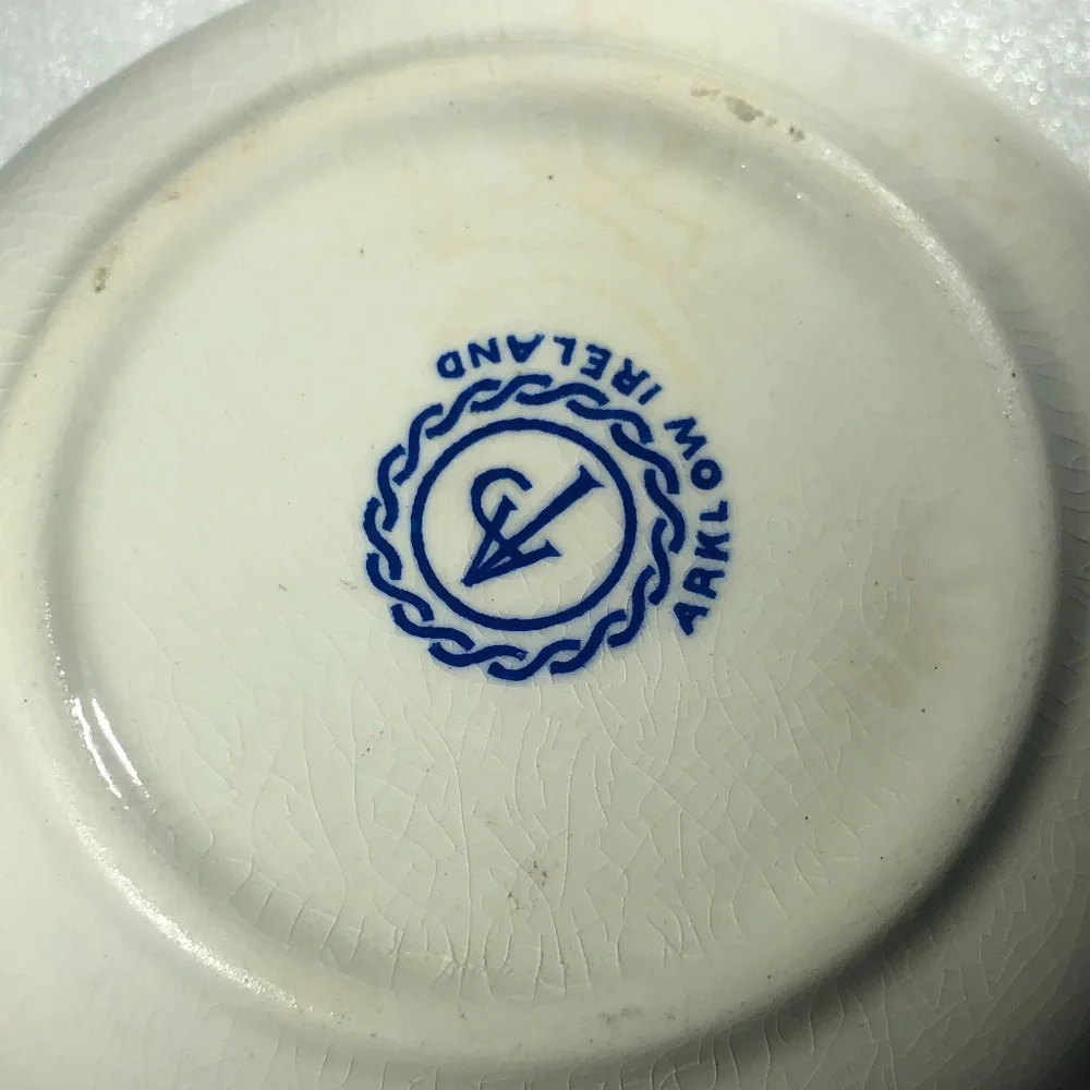 VINTAGE GREAT SOUTHERN HOTELS IRELAND WHITE CERAMIC WITH GOLD & BLUE ASHTRAY